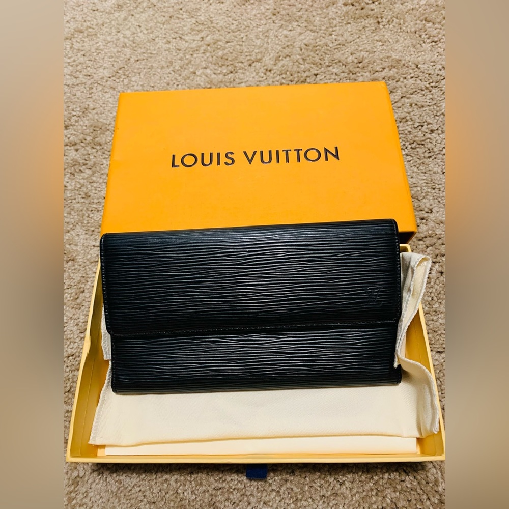 Louis Vuitton Black wallet. Comes with box, dust bag and paper